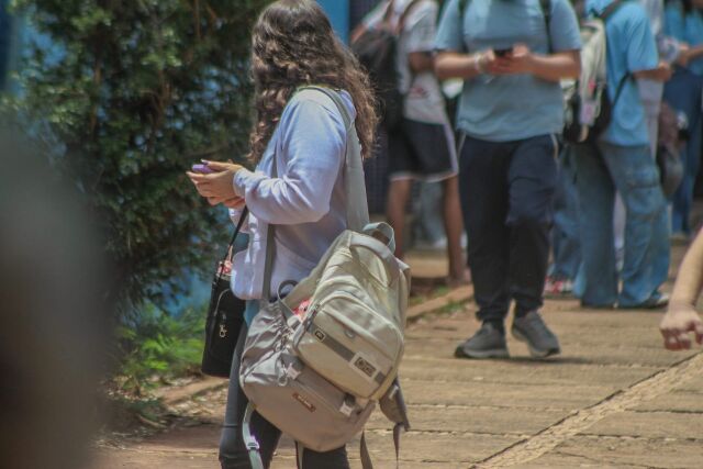 "No 1º ano de celular proibido nas escolas, reprovações têm queda recorde em MS"