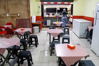 Hot-dog tamanho GG, Exagerado &eacute; servido na embalagem de marmitex