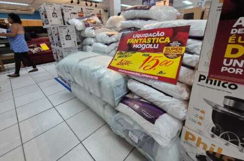 Em dia de liquida&ccedil;&atilde;o, teve gente que madrugou por travesseiro de R$ 15 