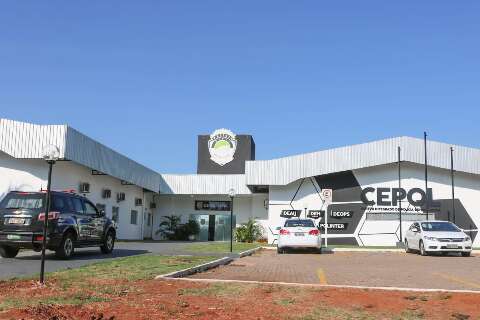 Assaltante tranca m&atilde;e e filha em quarto e foge com TV de 50 polegadas