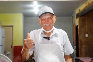 Hot-dog tamanho GG, Exagerado &eacute; servido na embalagem de marmitex