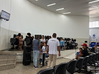 Mesmo com matrícula online, parte dos pais ainda escolhe atendimento presencial Mesmo com matrícula online, parte dos pais ainda escolhe atendimento presencial