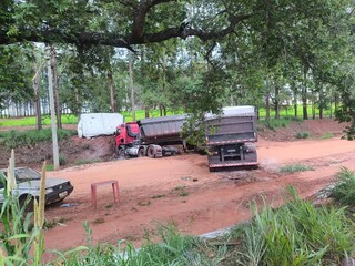Dois morrem ap&oacute;s picape colidir de frente com carreta em rodovia