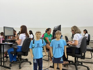 Mesmo com matrícula online, parte dos pais ainda escolhe atendimento presencial Mesmo com matrícula online, parte dos pais ainda escolhe atendimento presencial