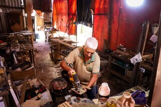 Há mais de 50 anos, Elpídio faz ranchinhos dentro de gamela rústica Há mais de 50 anos, Elpídio faz ranchinhos dentro de gamela rústica