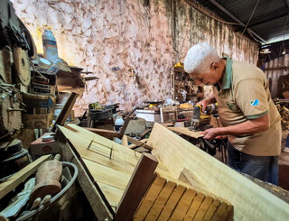 Há mais de 50 anos, Elpídio faz ranchinhos dentro de gamela rústica Há mais de 50 anos, Elpídio faz ranchinhos dentro de gamela rústica