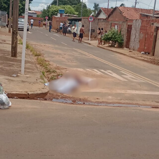 Pai e filho matam primo a tiros e facadas ap&oacute;s ataque dentro de casa