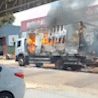 Caminh&atilde;o carregado com res&iacute;duos t&oacute;xicos pega fogo na Rua Cear&aacute;