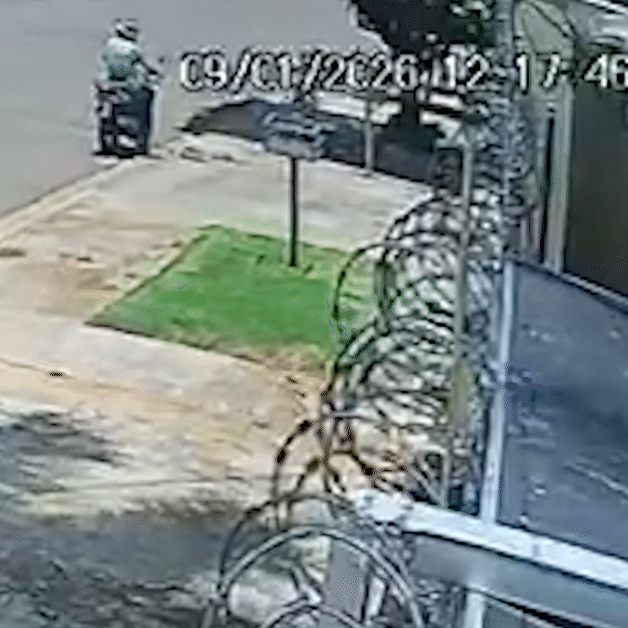 C&acirc;mera flagra motociclista abusando de crian&ccedil;a em frente &agrave; resid&ecirc;ncia