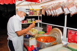 Hot-dog tamanho GG, Exagerado &eacute; servido na embalagem de marmitex