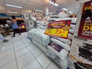 Em dia de liquidação, teve gente que madrugou por travesseiro de R$ 15 Em dia de liquidação, teve gente que madrugou por travesseiro de R$ 15