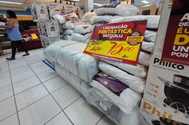 Em dia de liquida&ccedil;&atilde;o, teve gente que madrugou por travesseiro de R$ 15 