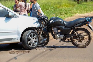 Condutor &eacute; lan&ccedil;ado e moto fica presa em carro ap&oacute;s batida durante convers&atilde;o