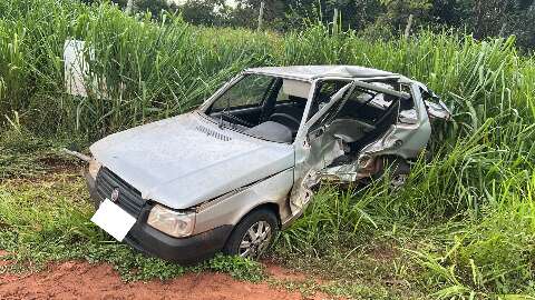 Carro aquaplana em pista molhada e &eacute; atingido por caminhonete