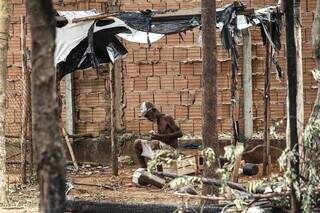 Famílias que tiveram barracos destruídos querem permanecer no local 