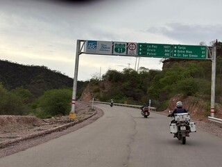 "Presos" na Bol&iacute;via, motociclistas de MS pagam R$ 15 por litro de gasolina