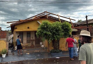 Vento forte destelha casas, pr&eacute;dio p&uacute;blico e derruba &aacute;rvores em Bataypor&atilde;