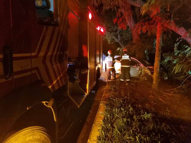 Idosa morre ap&oacute;s colis&atilde;o entre ve&iacute;culos durante convers&atilde;o na BR-262