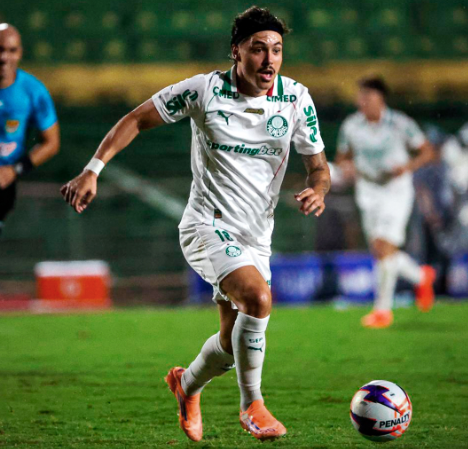 Com um jogador a mais, Palmeiras vence Portuguesa na estreia do Paulist&atilde;o