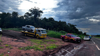Carro aquaplana e motorista fica preso &agrave;s ferragens ap&oacute;s colis&atilde;o com camionete
