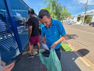 Com parentes de MT, fam&iacute;lia madruga na fila para &ldquo;garimpar&rdquo; produtos em bazar