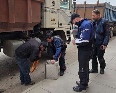 "Presos" na Bol&iacute;via, motociclistas de MS pagam R$ 15 por litro de gasolina