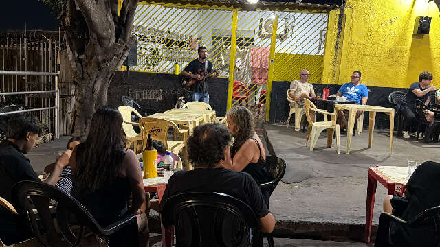 No Jardim Cabre&uacute;va, bar re&uacute;ne d&eacute;cadas de hist&oacute;rias e rock ao vivo