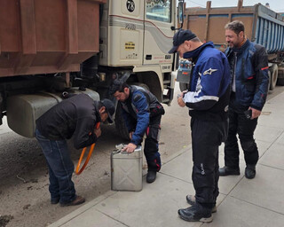 "Presos" na Bol&iacute;via, motociclistas de MS pagam R$ 15 por litro de gasolina