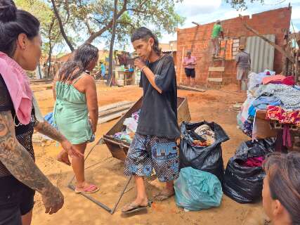 Fam&iacute;lias que tiveram barracos destru&iacute;dos querem permanecer no local 
