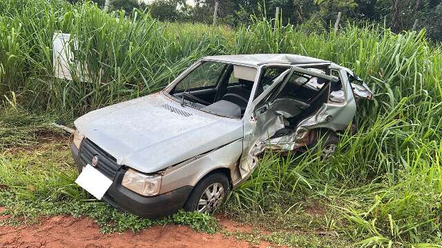 Carro aquaplana e motorista fica preso &agrave;s ferragens ap&oacute;s colis&atilde;o com camionete