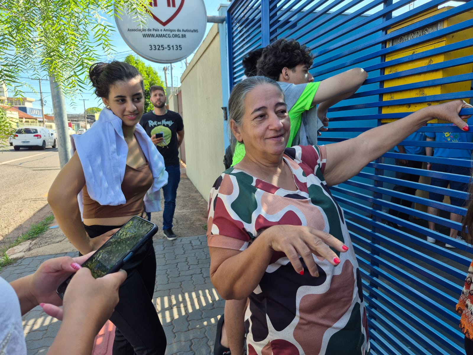 Família madruga na fila para garantir compras no bazar beneficente