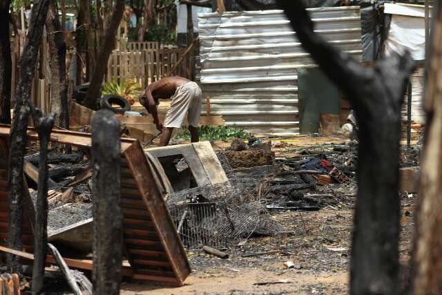 Ap&oacute;s inc&ecirc;ndio, fam&iacute;lias que perderam barracos querem reconstruir no mesmo local