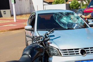 Condutor &eacute; lan&ccedil;ado e moto fica presa em carro ap&oacute;s batida durante convers&atilde;o