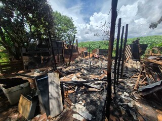 Após agredir mulher, homem ateia fogo em casa e foge de comunidade no Noroeste Após agredir mulher, homem ateia fogo em casa e foge de comunidade no Noroeste