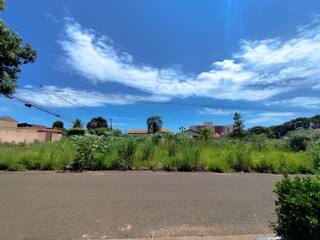 Terreno abandonado acumula lixo e gera insegurança no bairro São Francisco Terreno abandonado acumula lixo e gera insegurança no bairro São Francisco