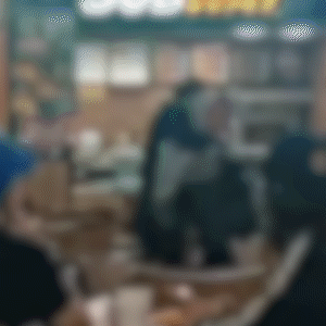 Mulher &eacute; arrastada e retirada pela PM de pra&ccedil;a de alimenta&ccedil;&atilde;o de shopping 