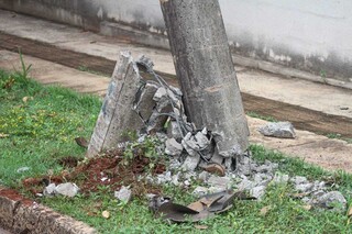 Mulher fica presa em carro ao bater em poste no Jardim Veraneio