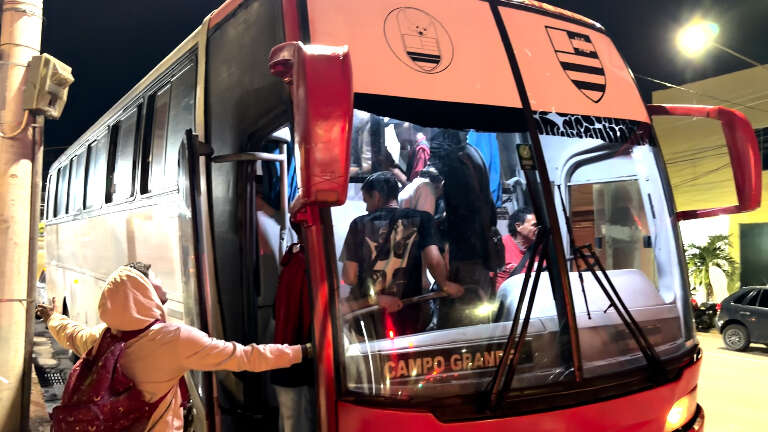 Por R$ 10, bar freta ônibus e atrai público da 14 de Julho para after