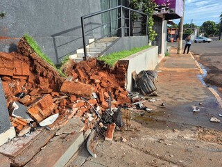 Com menos de 2h de diferen&ccedil;a, acidentes destroem sem&aacute;foro e fachada de com&eacute;rcio