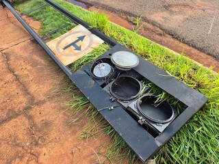 Com menos de 2h de diferen&ccedil;a, acidentes destroem sem&aacute;foro e fachada de com&eacute;rcio