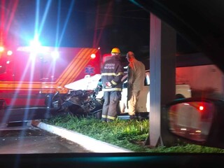 Com menos de 2h de diferen&ccedil;a, acidentes destroem sem&aacute;foro e fachada de com&eacute;rcio