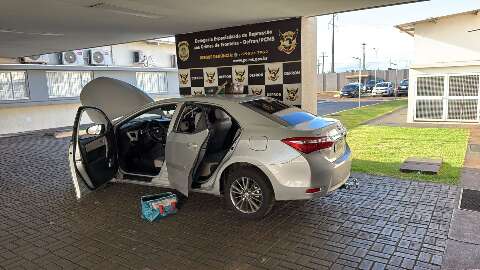 Pol&iacute;cia intercepta carro e prende mulher com muni&ccedil;&otilde;es de fuzil e drogas