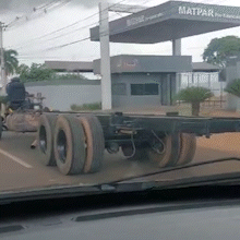 Motorista &eacute; flagrado dirigindo chassi de caminh&atilde;o com capacete na Av. Guaicurus