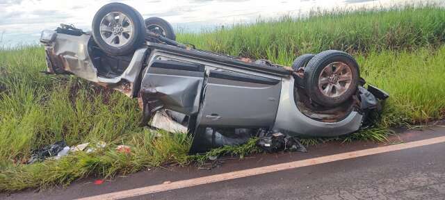 Capotagem na MS-040 deixa mulher de 63 anos e neto feridos