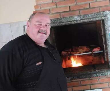 Churrasqueiro h&aacute; 40 anos, Pillon j&aacute; serviu at&eacute; artista famoso 