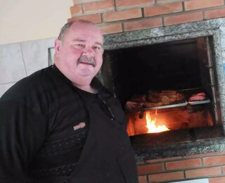 Churrasqueiro h&aacute; 40 anos, Pillon j&aacute; serviu at&eacute; artista famoso 