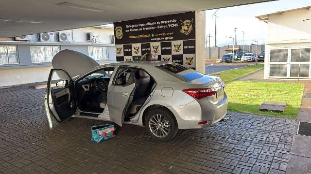 Pol&iacute;cia intercepta carro e prende mulher com muni&ccedil;&otilde;es de fuzil e drogas