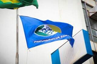 INSS volta a pagar b&ocirc;nus &agrave; equipe para reduzir espera na fila por atendimento