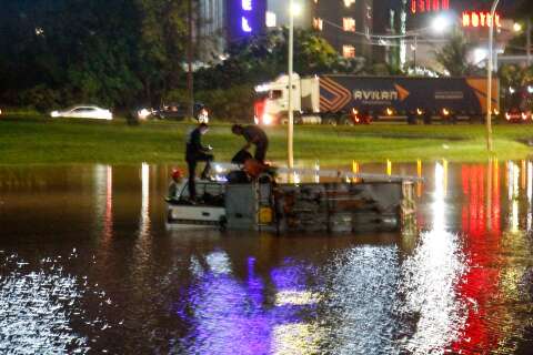 "&Aacute;gua subiu em minutos", relata motorista de S10 ilhada na Jo&atilde;o Arinos