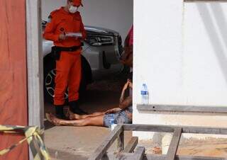 Homem &eacute; morto ao defender esposa e fam&iacute;lia se desespera ao ver corpo na rua